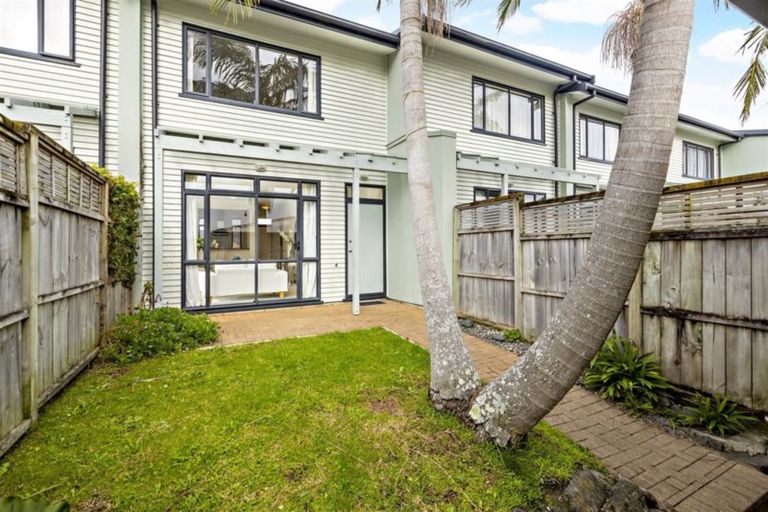 Photo of property in 23/2 Armoy Drive, East Tamaki, Auckland, 2016