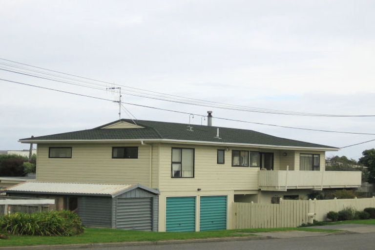 Photo of property in 114 Seaview Road, Paraparaumu Beach, Paraparaumu, 5032