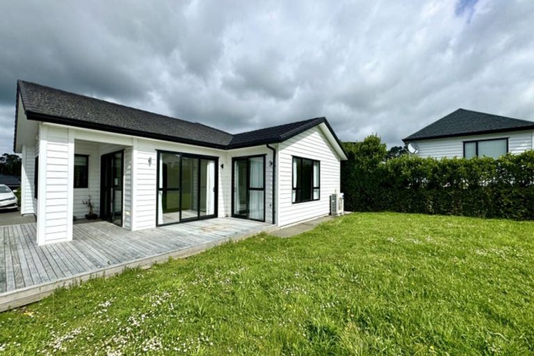 Photo of property in 17 Jane Maree Road, Kumeu, 0810