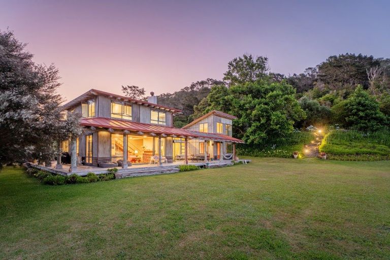 Photo of property in 92 Hahei Beach Road, Hahei, Whitianga, 3591