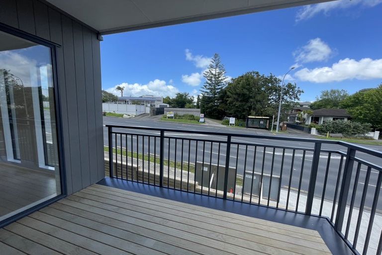 Photo of property in 1/11 Oteha Valley Road, Northcross, Auckland, 0632