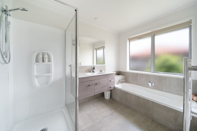 Photo of property in 2 Roto View, One Tree Point, 0118