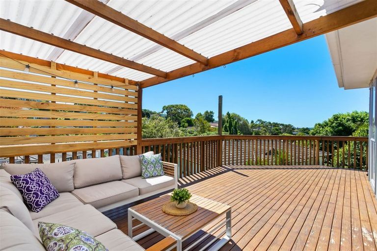 Photo of property in 1/12 Wanita Place, Totara Vale, Auckland, 0629