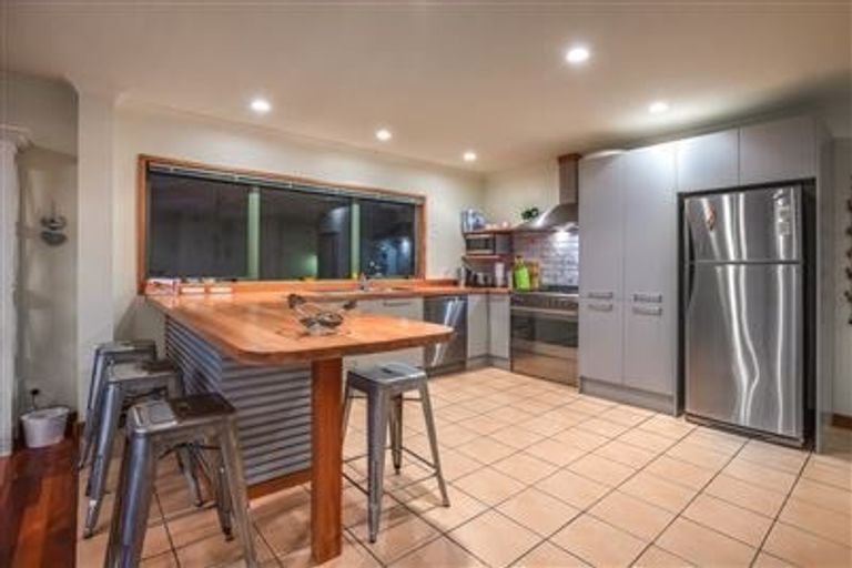 Photo of property in 10 Ocean Parade, Pukerua Bay, 5026