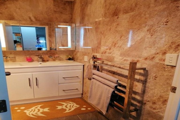 Photo of property in 76 Ferndown Avenue, Papatoetoe, Auckland, 2025