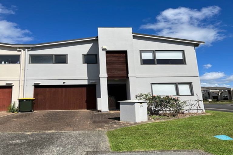 Photo of property in 23 Spalding Rise, Golflands, Auckland, 2013