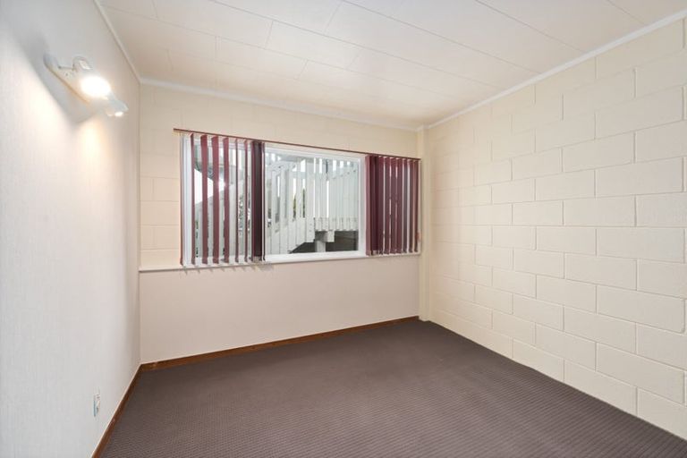 Photo of property in 42 Spence Road, Henderson, Auckland, 0612