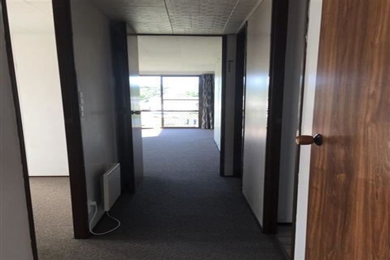 Photo of property in 1/4 Hanson Place, West Harbour, Auckland, 0618