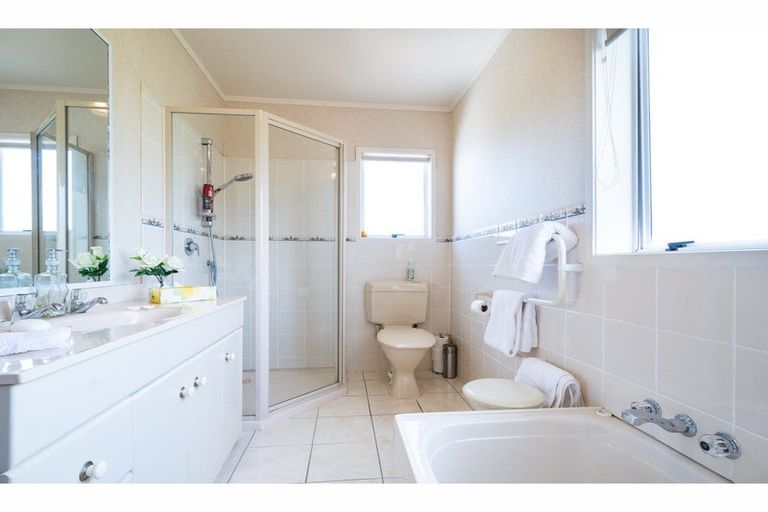 Photo of property in 2 Parkside Road, West Harbour, Auckland, 0618