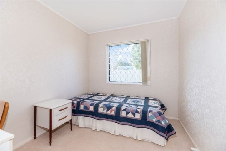 Photo of property in 2 Bosnyak Drive, Te Atatu South, Auckland, 0610