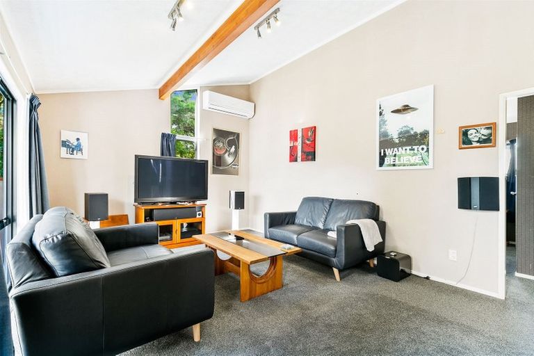 Photo of property in 77 Meadowvale Rise, Titirangi, Auckland, 0604