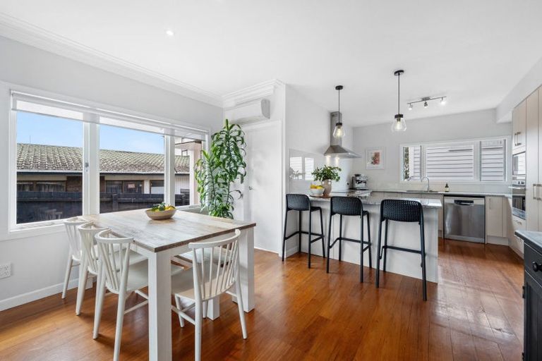 Photo of property in 20 Bradbury Road, Botany Downs, Auckland, 2010