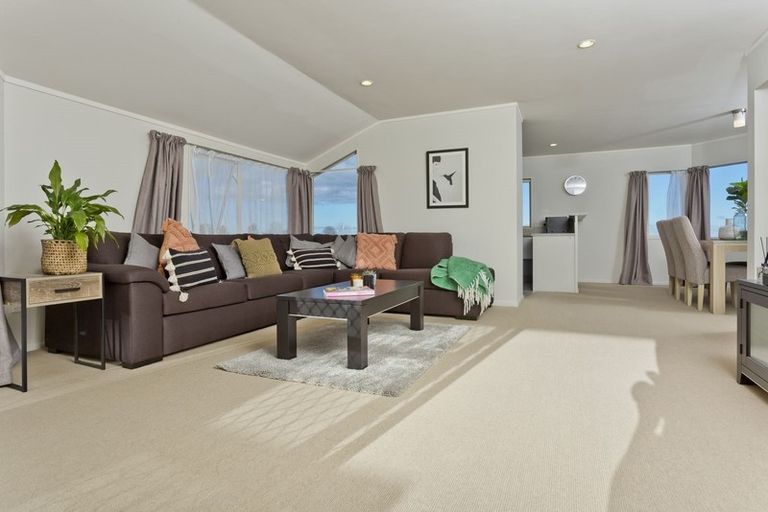 Photo of property in 2/12 Mossop Rise, Glenfield, Auckland, 0629