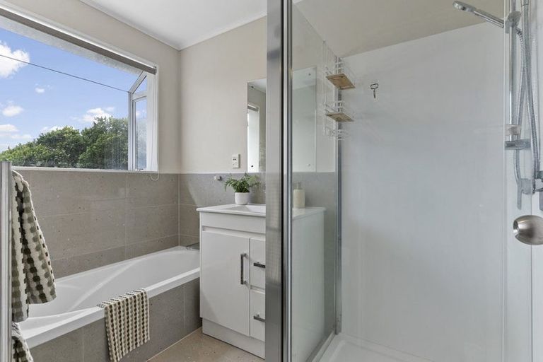 Photo of property in 12 Evesham Place, Newlands, Wellington, 6037
