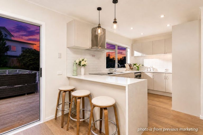 Photo of property in 24 Arrow Road, Forrest Hill, Auckland, 0620