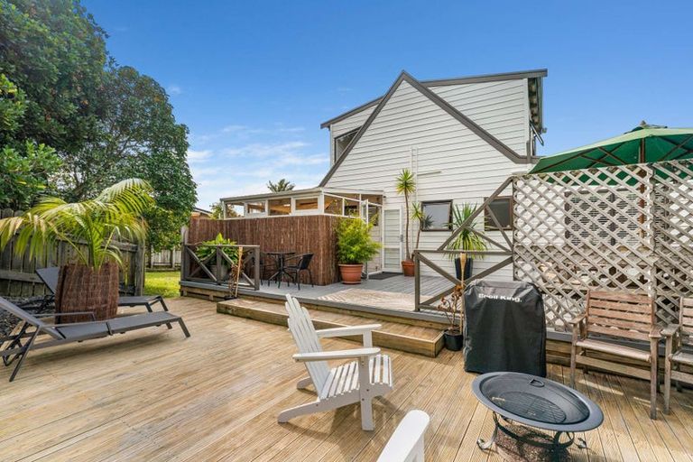 Photo of property in 38 Thorburn Avenue, Red Beach, 0932