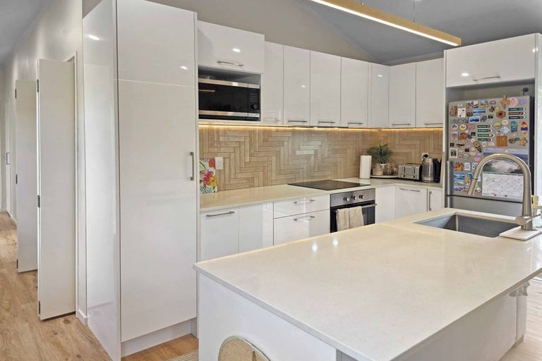 Photo of property in 86a Colwill Road, Massey, Auckland, 0614