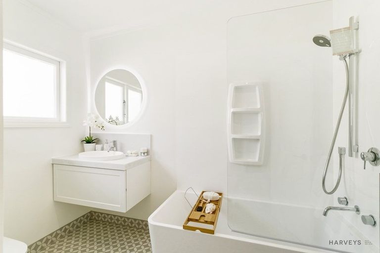 Photo of property in 16 Harrybrook Road, Green Bay, Auckland, 0604