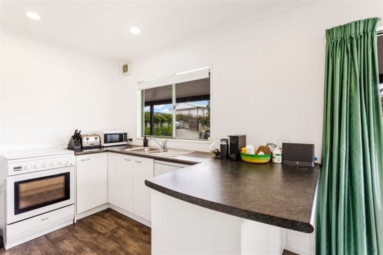 Photo of property in 2/22a Tomo Street, New Lynn, Auckland, 0600