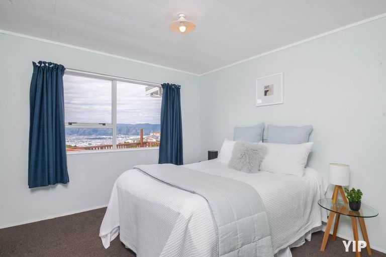 Photo of property in 21 Sunhaven Drive, Newlands, Wellington, 6037