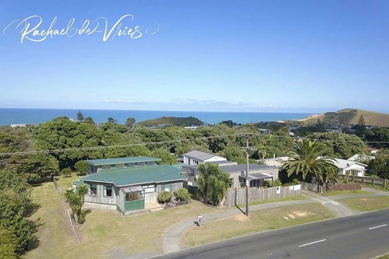 Photo of property in 4 Sea View Road, Baylys Beach, Dargaville, 0377