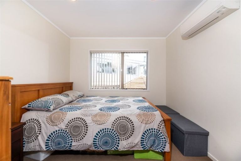 Photo of property in 92 Kemp Road, Massey, Auckland, 0614