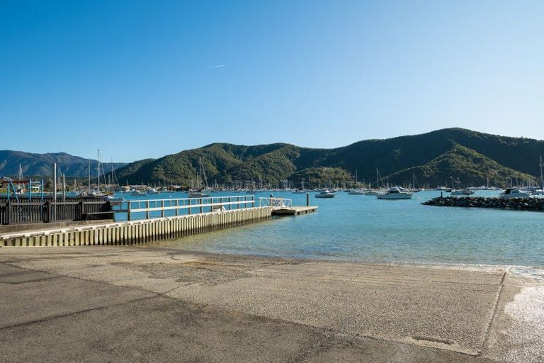 Photo of property in 27 Amelia Crescent, Waikawa, Picton, 7220