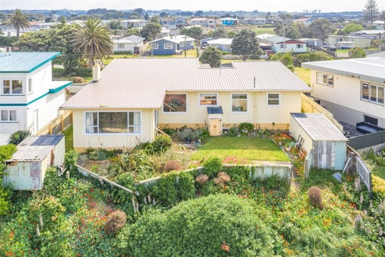 Photo of property in 93 Karaka Street, Castlecliff, Whanganui, 4501