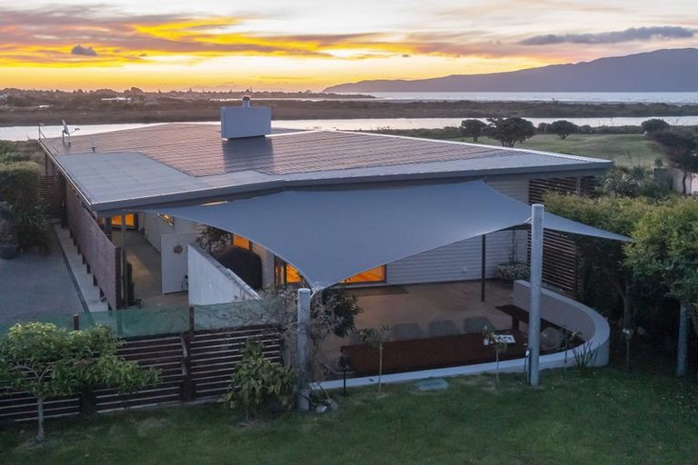 Photo of property in 116 Queens Road, Waikanae Beach, Waikanae, 5036