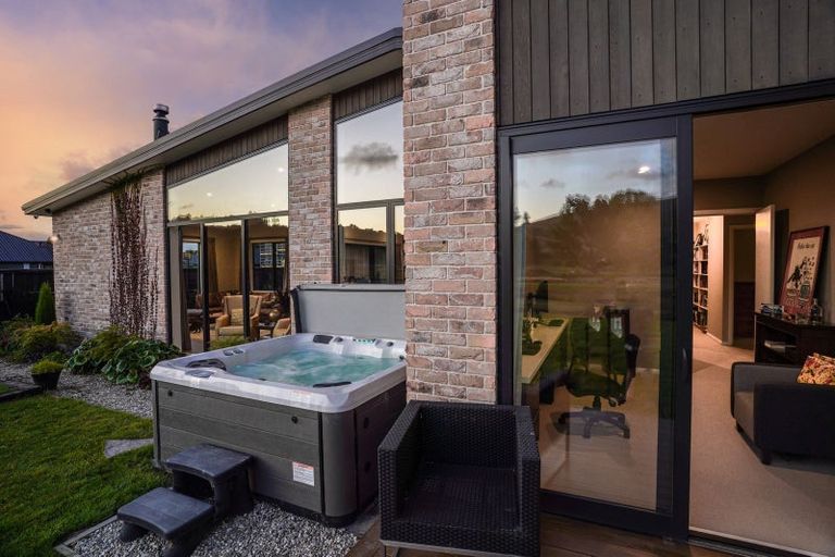 Photo of property in 8 Caro Lane, Cracroft, Christchurch, 8022