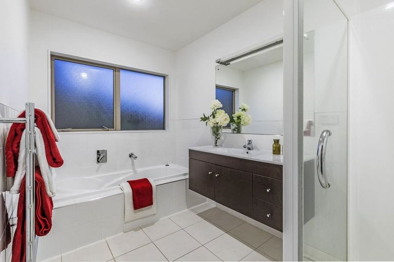 Photo of property in 127 Vaughans Road, Okura, Albany, 0792