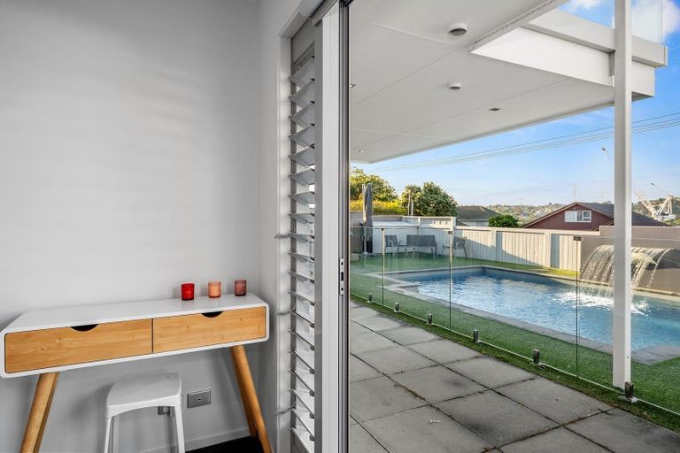 Photo of property in 15 Beechwood Road, Rothesay Bay, Auckland, 0630