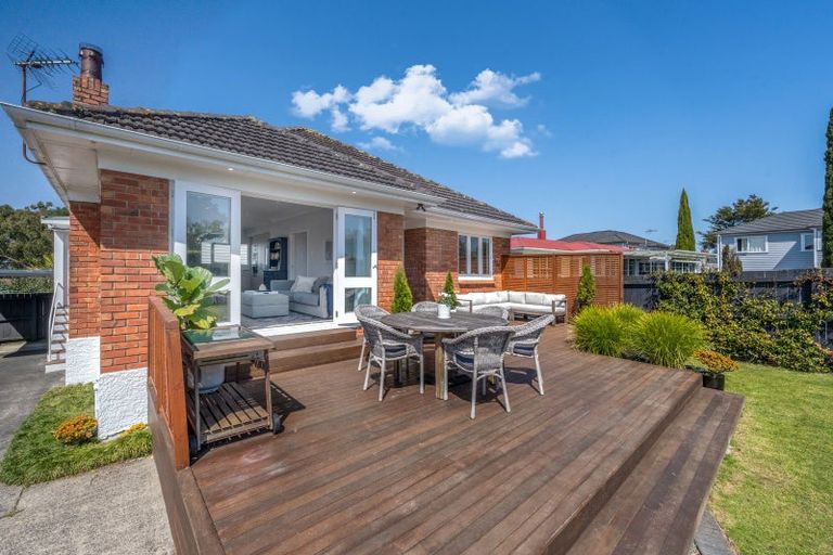 Photo of property in 20 Bradbury Road, Botany Downs, Auckland, 2010