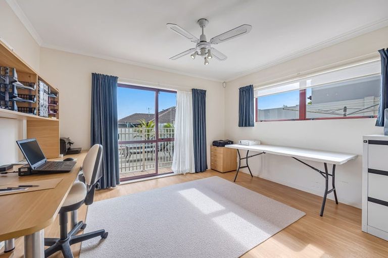 Photo of property in 5 Courtneys, West Harbour, Auckland, 0618