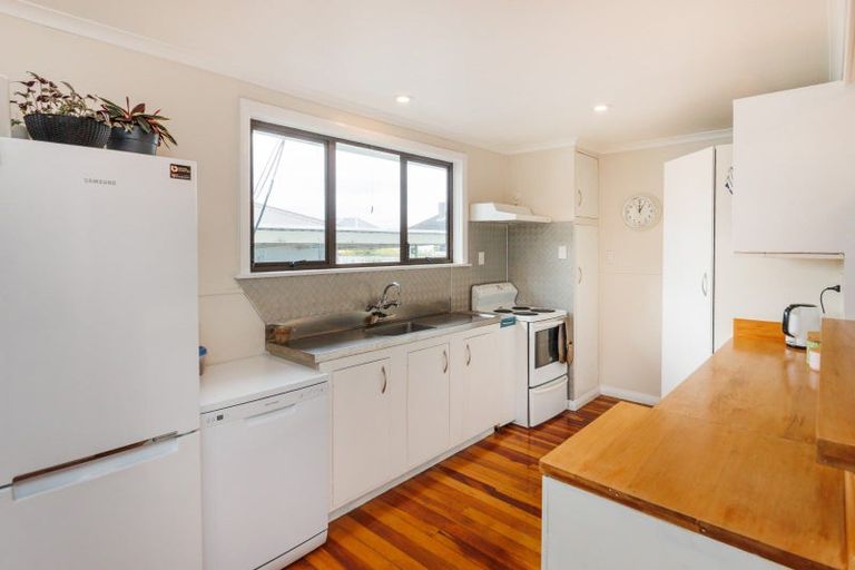 Photo of property in 11 Montrose Place, Takaro, Palmerston North, 4412
