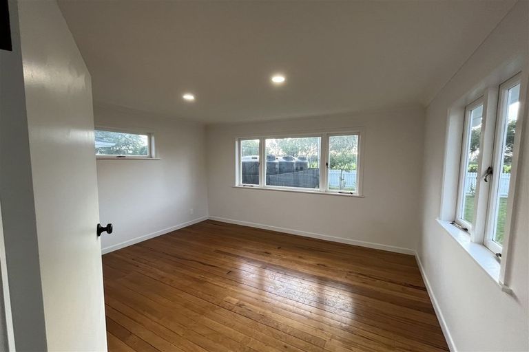 Photo of property in 71 Archibald Road, Kelston, Auckland, 0602