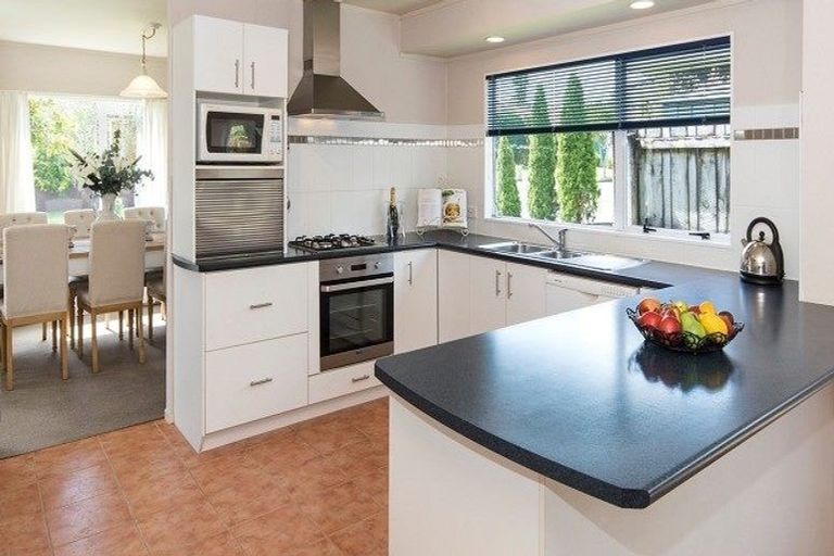 Photo of property in 10 West Fairway, Golflands, Auckland, 2013