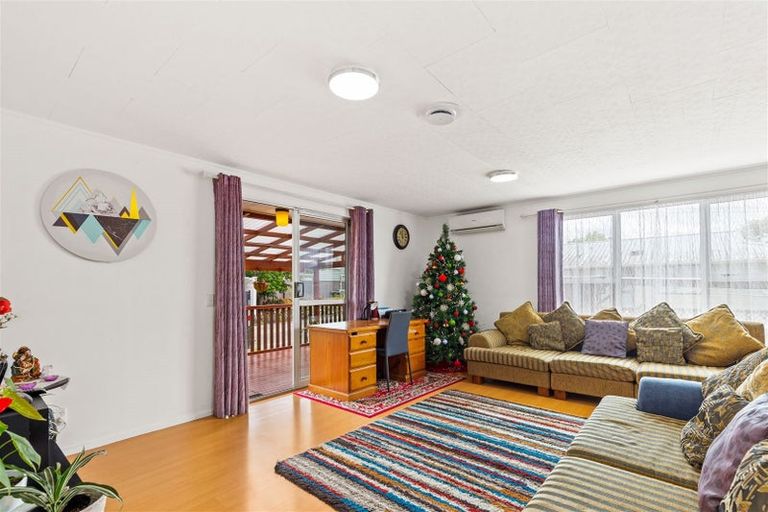 Photo of property in 2/146a Don Buck Road, Massey, Auckland, 0614