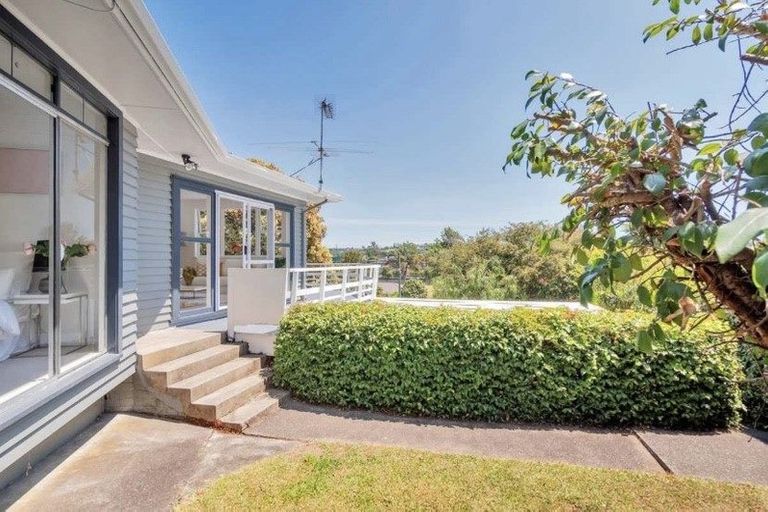Photo of property in 66 Bond Crescent, Forrest Hill, Auckland, 0620