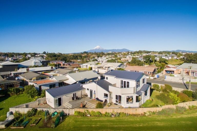 Photo of property in 1 Baring Terrace, Strandon, New Plymouth, 4312