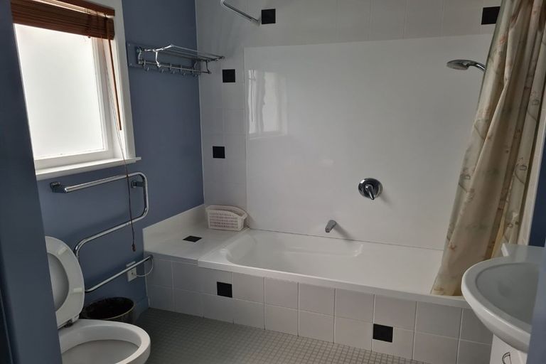 Photo of property in 20 Arahoe Road, New Lynn, Auckland, 0600