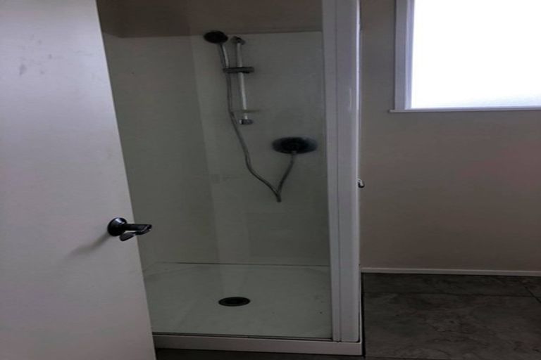 Photo of property in 1/36 Exmouth Road, Northcote, Auckland, 0627