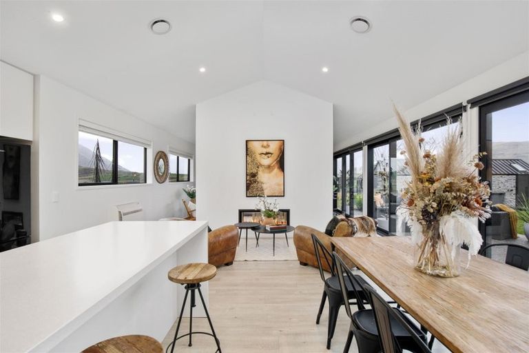 Photo of property in 7 Kinross Lane, Jacks Point, Queenstown, 9371