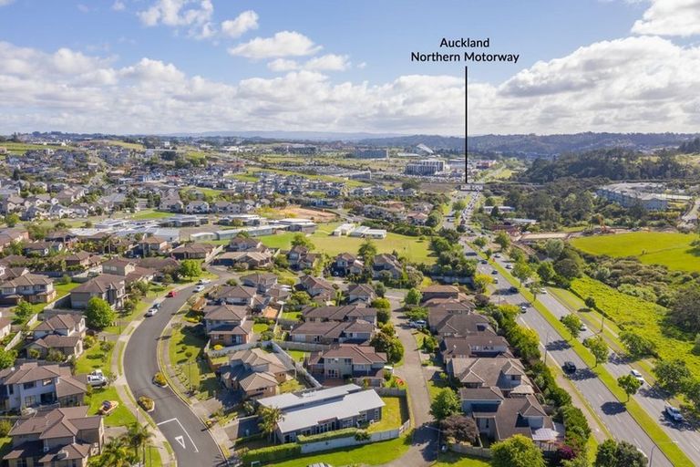Photo of property in 7/6 John Jennings Drive, Oteha, Auckland, 0632