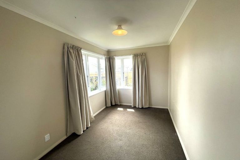 Photo of property in 4 Holford Street, Westown, New Plymouth, 4310