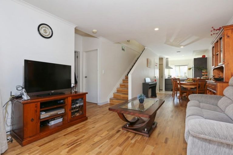 Photo of property in 6 Brashier Circle, Sunnyvale, Auckland, 0612