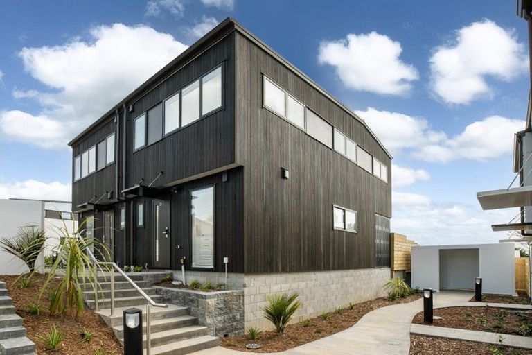 Photo of property in 22 Whanui Place, Mangere Bridge, Auckland, 2022