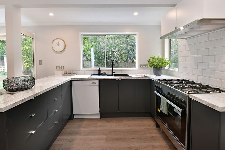 Photo of property in 7 Amberly Rise, Helensville, 0800