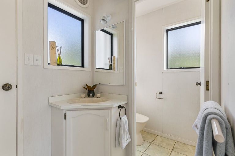 Photo of property in 24 Bert Wilson Place, Cockle Bay, Auckland, 2014