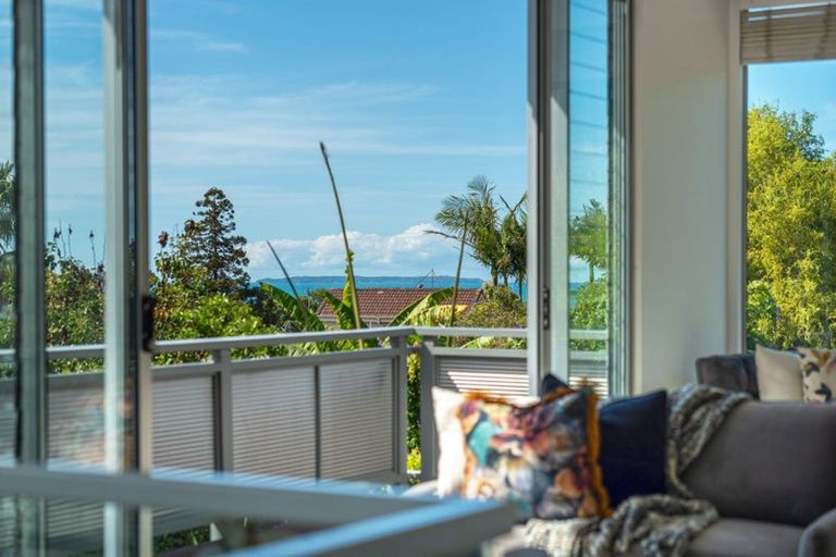 Photo of property in 1/598 Beach Road, Rothesay Bay, Auckland, 0630